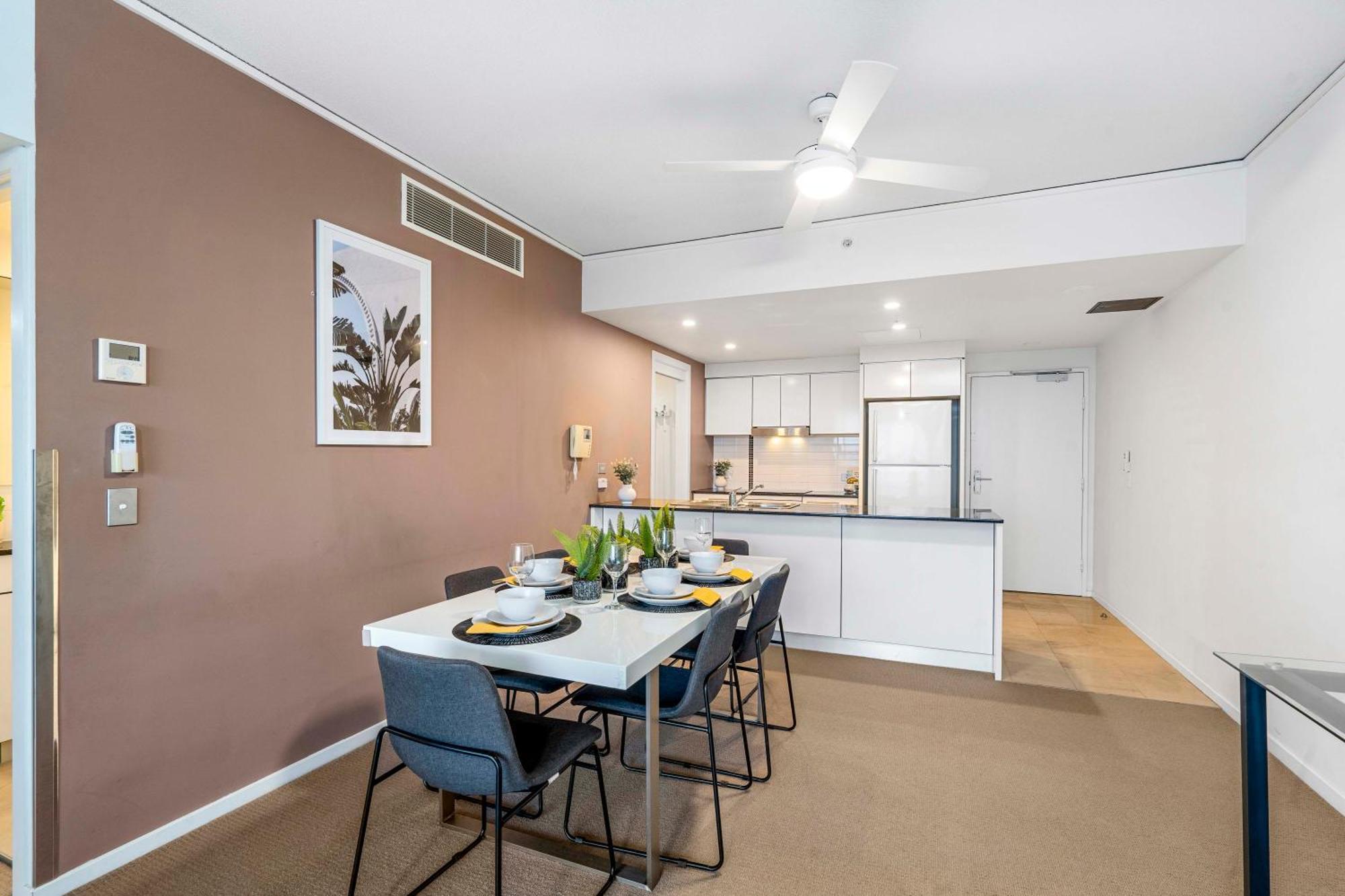 Sierra Grand Broadbeach - Self Contained & Privately Managed Apartments Gold Coast Exterior photo
