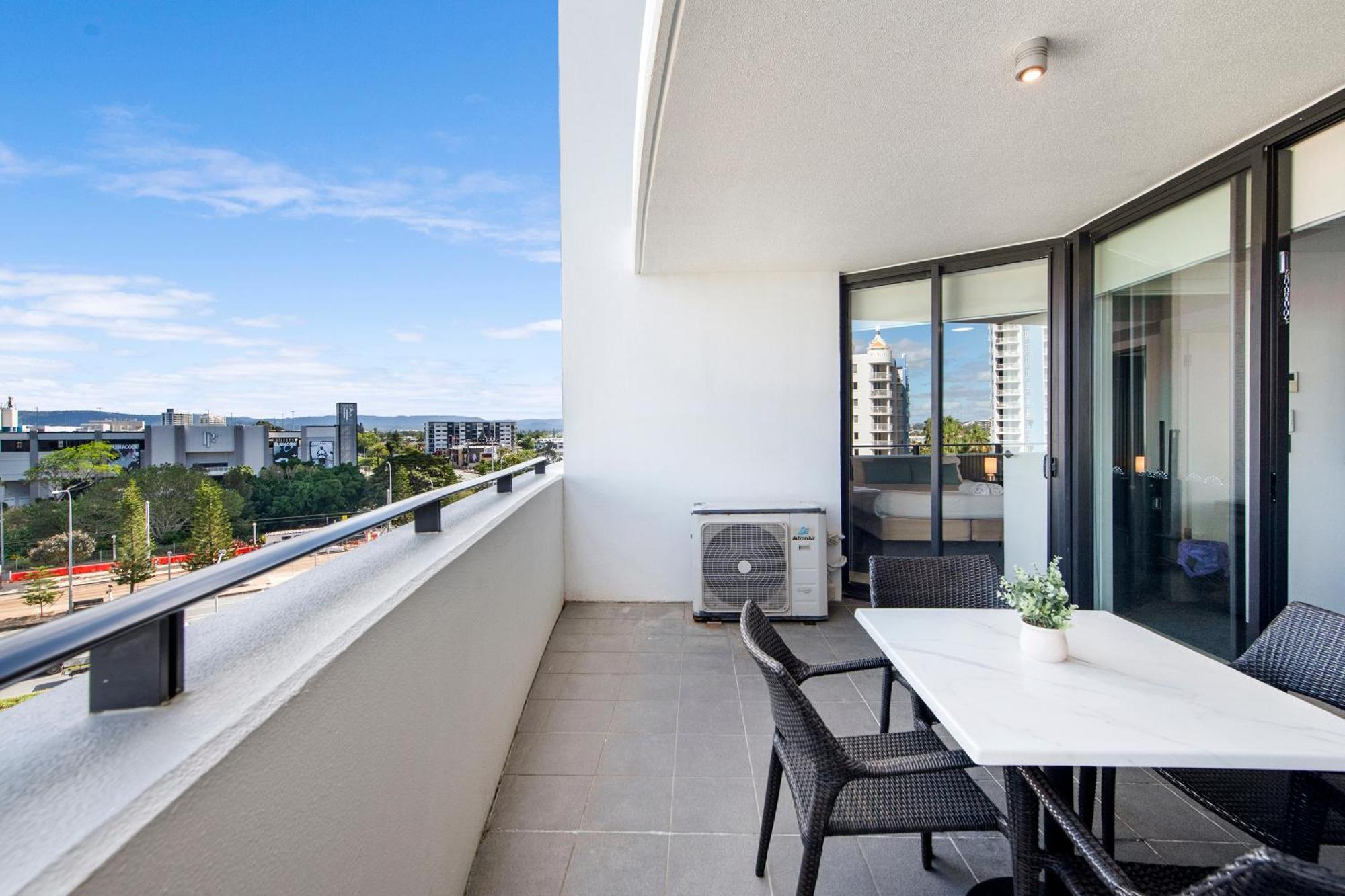 Sierra Grand Broadbeach - Self Contained & Privately Managed Apartments Gold Coast Exterior photo