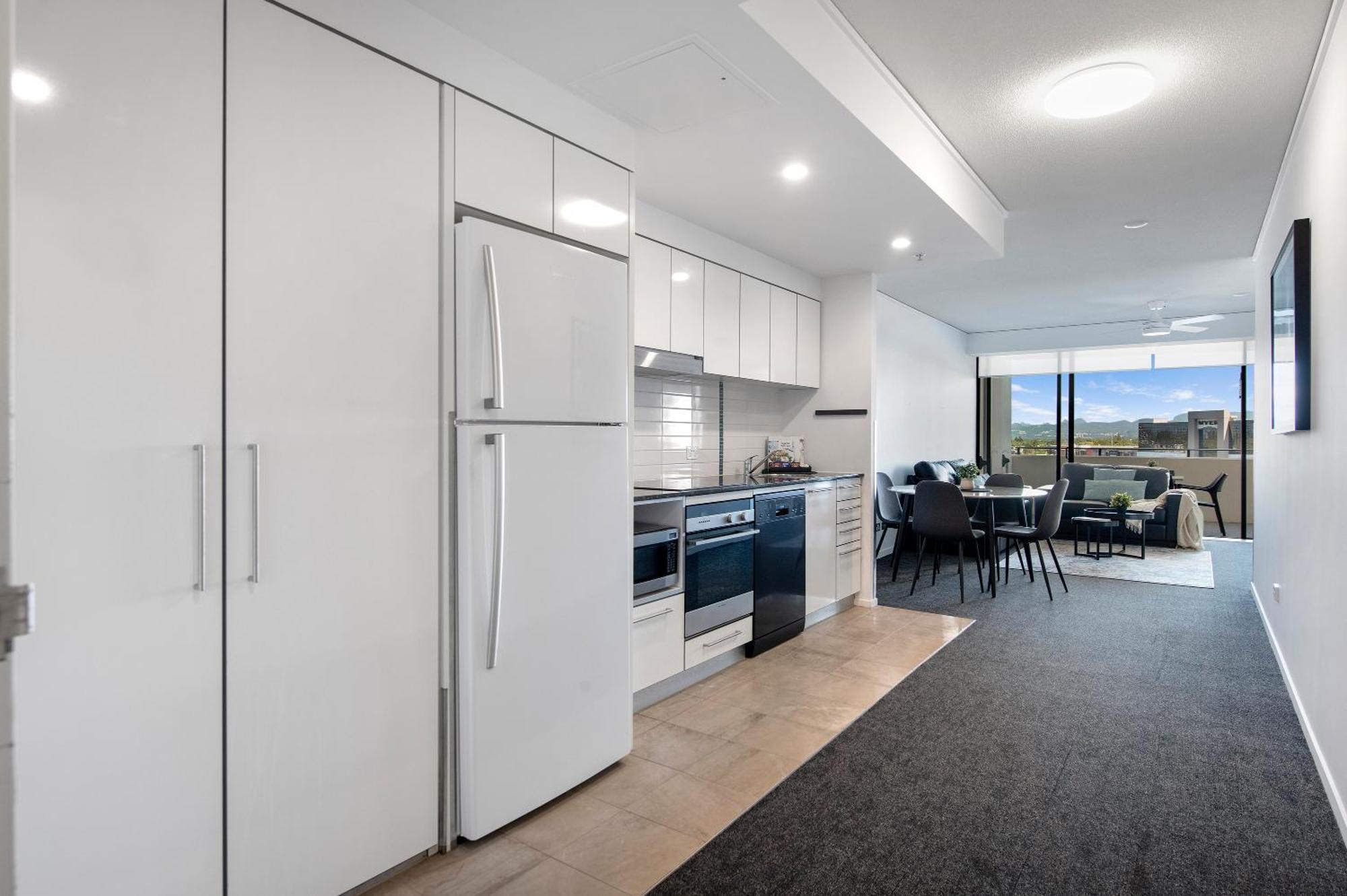 Sierra Grand Broadbeach - Self Contained & Privately Managed Apartments Gold Coast Exterior photo