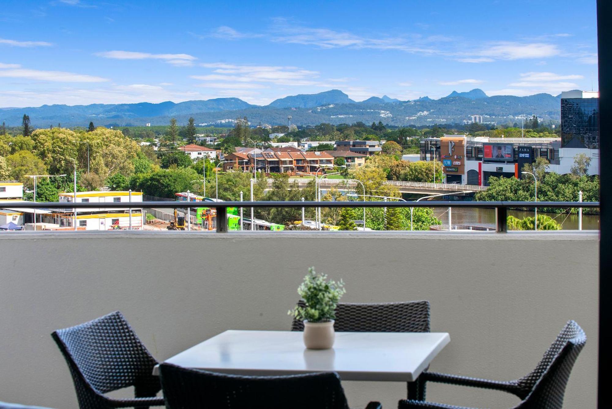 Sierra Grand Broadbeach - Self Contained & Privately Managed Apartments Gold Coast Exterior photo