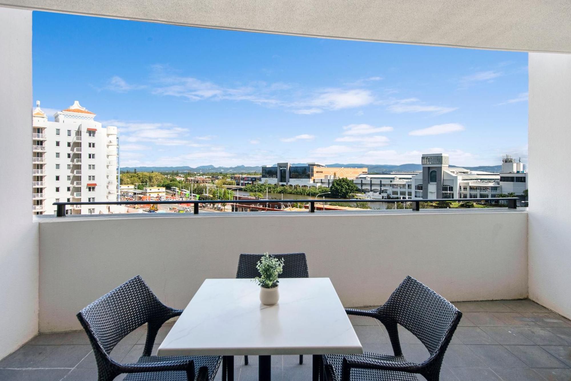 Sierra Grand Broadbeach - Self Contained & Privately Managed Apartments Gold Coast Exterior photo